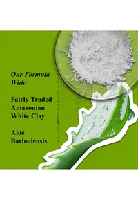 Vitt pulver i en cirkulär skål mot en livlig grön bakgrund, med ett droppbeklätt grönt aloe-blad bredvid text som listar ingredienser.