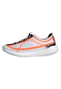 Scarpa sportiva bianca con pannelli in rete e accenti arancioni. Presenta una suola testurizzata, dettagli neri e un design con lacci. Costruzione leggera.