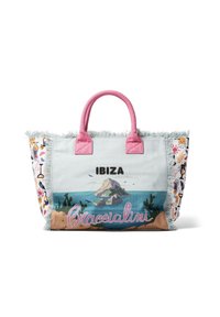 Bolso tote azul claro con asas rosas, bordes con flecos y decoraciones coloridas con temática de Ibiza que presentan gráficos de islas y playas.