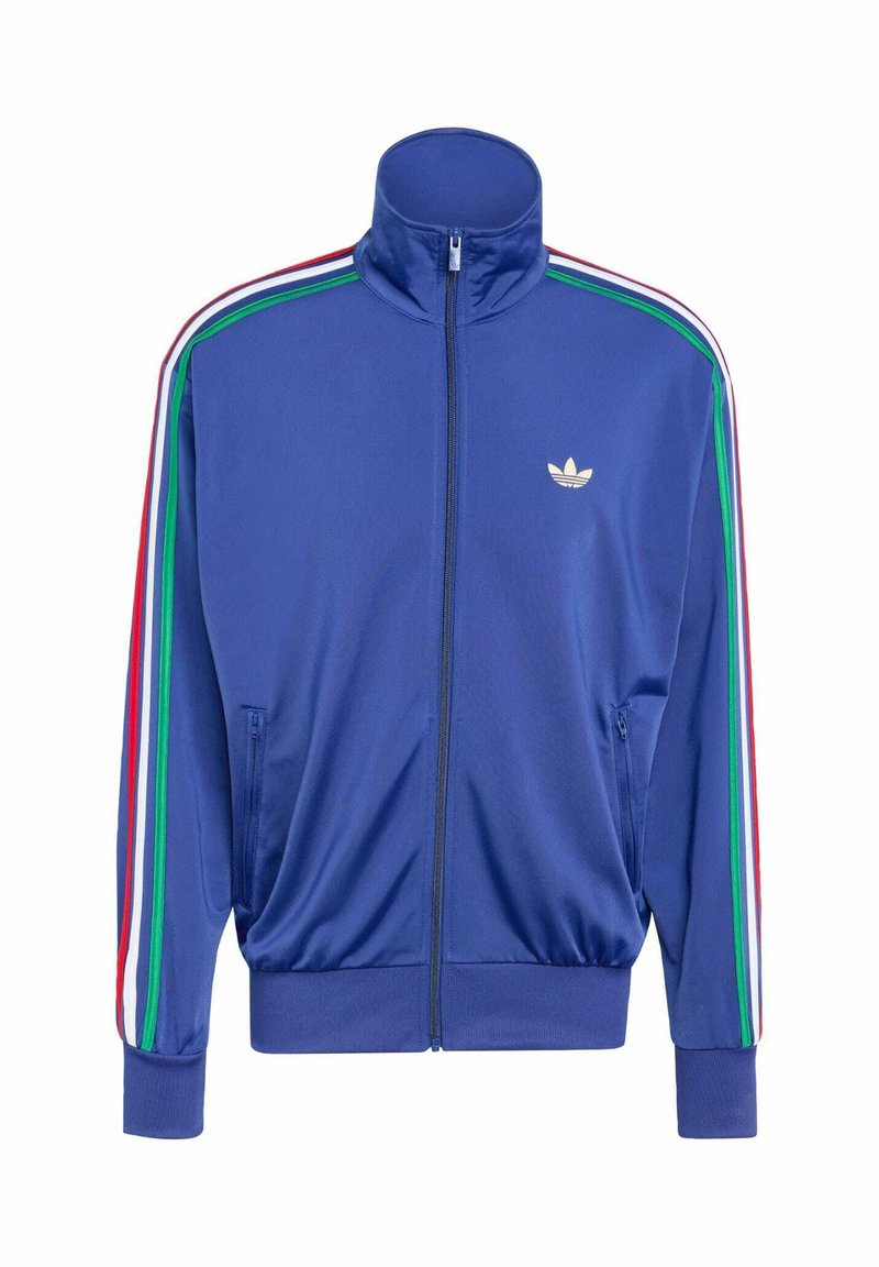 Blauwe zip-up trainingsjack van gladde stof, met groene, rode en witte strepen langs de mouwen en een klein wit logo op de borst.