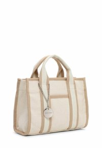Borsa tote in tela beige e crema con dettagli a righe, doppi manici e un'etichetta metallica con il nome del marchio. Presenta una forma strutturata.