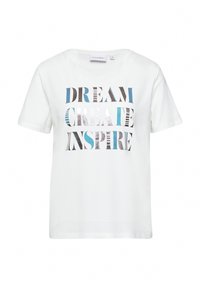 Weißes Baumwoll-T-Shirt mit kurzen Ärmeln, das fetten, mehrfarbigen Text zeigt: "TRÄUME," "KREIEREN" und "INSPIRIEREN" in verschiedenen Mustern und Stilen.