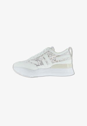 Sneaker bianca con pannelli in pizzo floreale, suola spessa, chiusura frontale con lacci e tirante sul tallone, mostrata di profilo su sfondo bianco.