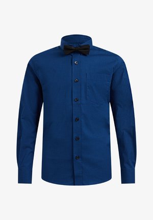 Blauwe lange mouwen shirt van geweven stof, met een subtiel patroon, zwarte knopen en een zwarte vlinderdas. Inclusief een borstzak.