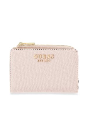 Portefeuille Guess en cuir texturé rose clair avec fermeture éclair dorée et logo doré "GUESS EST 1981" sur le devant.