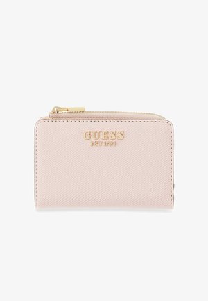 Portefeuille Guess en cuir texturé rose clair avec fermeture éclair dorée et logo doré "GUESS EST 1981" sur le devant.