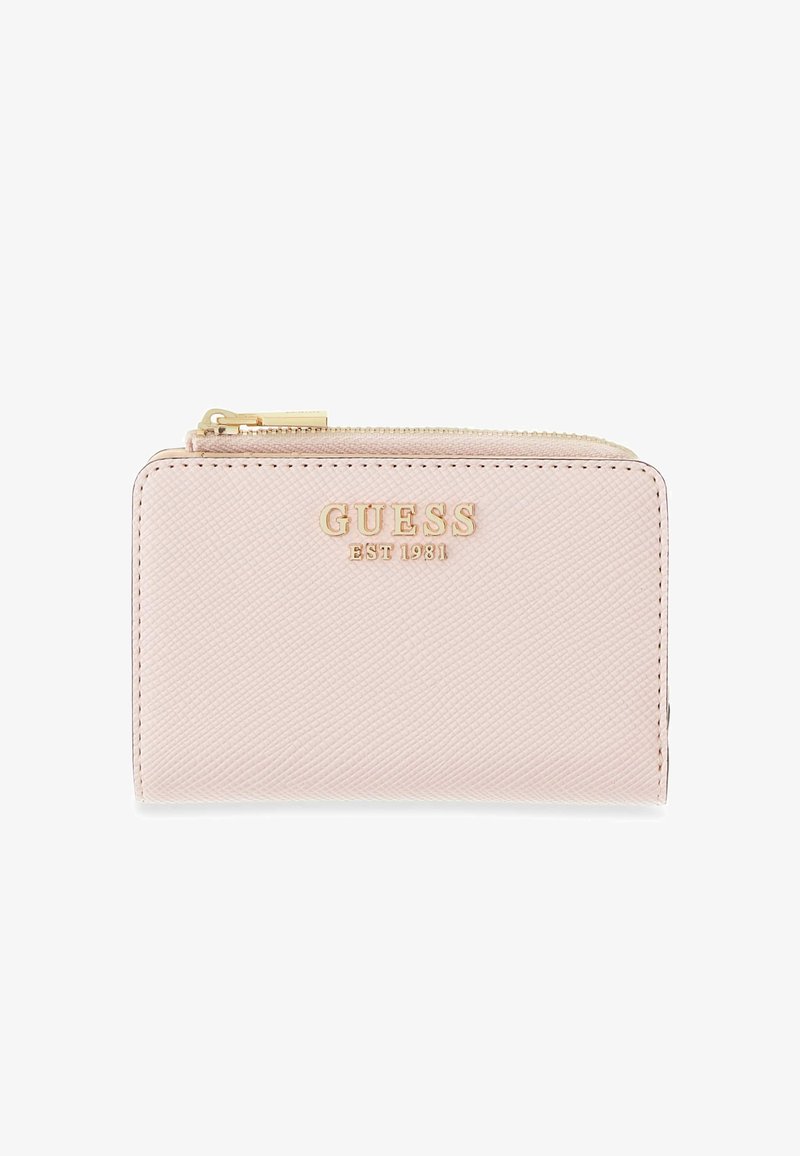 Portefeuille Guess en cuir texturé rose clair avec fermeture éclair dorée et logo doré "GUESS EST 1981" sur le devant.