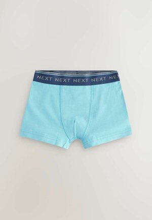 Hellblaue Baumwollboxershorts mit einem marinefarbenen Bund, der den wiederholten Text "NEXT" zeigt. Glatte Textur, figurbetonte Form und kontrastierende Nähte.