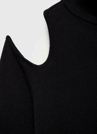 Črni pleteni pulover z off-shoulder obliko, tesno prilegajočim turtleneck-om in mehkimi teksturami. Minimalistična zasnova brez vzorcev ali poudarkov.