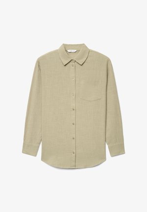Camicia beige a maniche lunghe con bottoni, colletto e taschino sul petto, distesa su uno sfondo bianco.