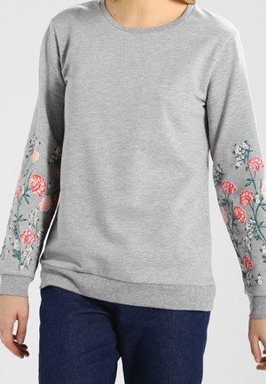 Sudadera gris claro de manga larga con bordado floral en rosa y verde en las mangas. Cuello redondo y corte relajado.