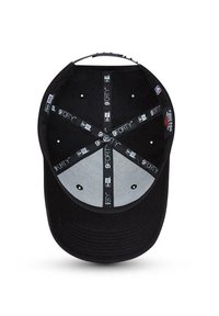 Schwarze Kappe mit flachem Schirm, aus Stoff gefertigt. Das Innere hat ein silbernes Futter und ein schwarz markiertes Innenband mit Labels. Sechs Belüftungsöffnungen vorhanden.