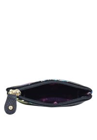 Ritszak met een bloemenpatroon op de stoffen buitenkant, zwart leren afwerking en gouden hardware. Binnenkant is diep paars met een subtiele textuur.