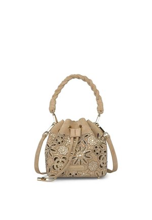 Bolso tipo cubo beige con patrones florales recortados, detalles de pedrería, asa superior trenzada y correa de hombro ajustable.