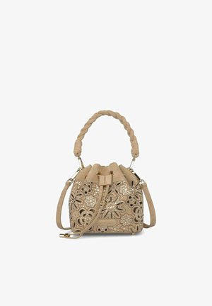 Bolso tipo cubo beige con patrones florales recortados, detalles de pedrería, asa superior trenzada y correa de hombro ajustable.