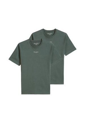 Due t-shirt verde oliva a maniche corte con scollo tondo e piccoli loghi bianchi Marc O’Polo sul petto, mostrati su uno sfondo bianco.