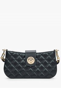 Quilted zwart leren crossbody tas met een gouden ronde sluiting en afneembare schouderband, met een smooth textuur en elegante vorm.