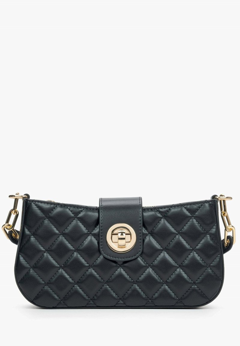 Quilted zwart leren crossbody tas met een gouden ronde sluiting en afneembare schouderband, met een smooth textuur en elegante vorm.
