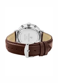 Bracelet de montre en cuir brun avec garnitures en acier inoxydable argenté, doté d'un fond de boîtier résistant à l'eau et d'une surface lisse et polie.