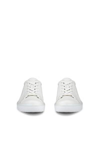 Paire de baskets basses blanches avec des lacets, vues de face sur un fond blanc uni.