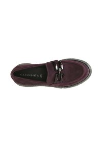 Scarpa slip-on in suede viola con doppi dettagli neri, punta arrotondata e suola in gomma testurizzata. L'interno presenta l'etichetta del marchio.