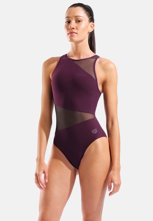 Bañador de una pieza color burdeos con paneles de malla, que cuenta con un escote alto, diseño ajustado y detalle de logotipo en el lateral.