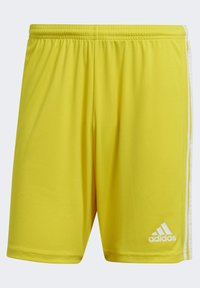 Heldere gele sportshorts van lichtgewicht materiaal, met witte zijstrepen en een Adidas-logo rechtsonder.