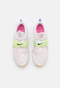 Nike Performance RENEW IN SEASON TR 12 - Sapatilha de treino - football grey/ghost green/light thistle/pinksicle