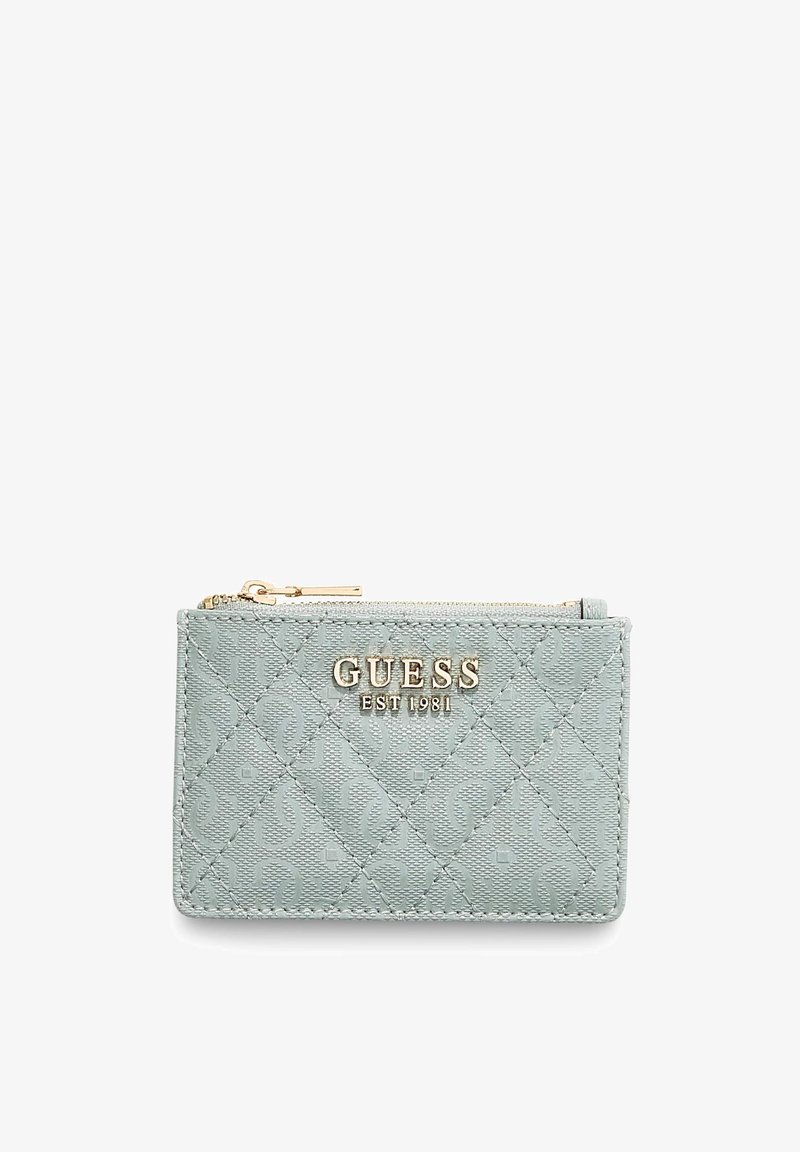 Porte-cartes matelassé bleu clair en matériau synthétique, avec un logo "GUESS EST 1981" doré et une fermeture éclair.