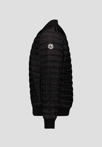 Chaqueta acolchada negra con cuello y puños acanalados, que presenta un parche con logo en la manga izquierda y un diseño acolchado con textura visible.