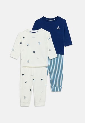 Kaks paar pikkade varrukatega väikelaste pidžaamasid; üks valge mereväeliste motiividega, teine tumesinine top ankrumärgiga ja sinised triibulised püksid.