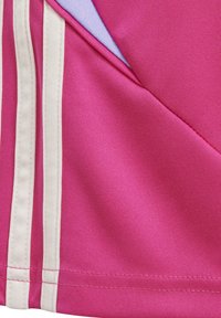 Roze sportshirt met witte strepen, gemaakt van gladde, lichte stof. Heeft een schuine snit en zichtbare stikseldetails.
