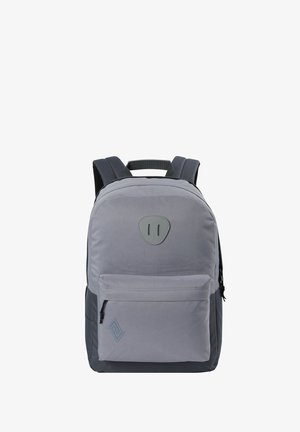 Mochila gris con un frente de tela suave, respaldo reforzado, correas dobles para los hombros y un bolsillo frontal con un sutil logotipo y un acento gris.