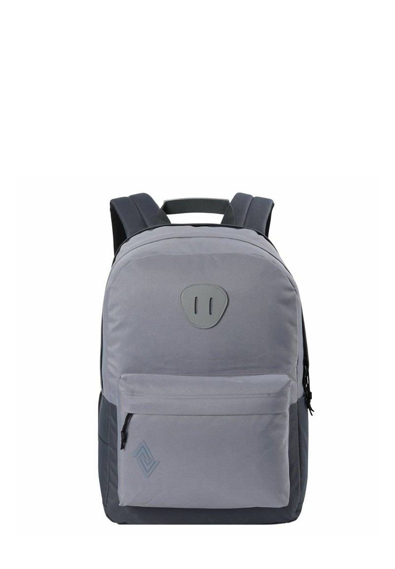 Zaino grigio con una parte anteriore in tessuto liscio, retro rinforzato, spallacci doppi e una tasca frontale con un marchio sottile e un accento grigio.