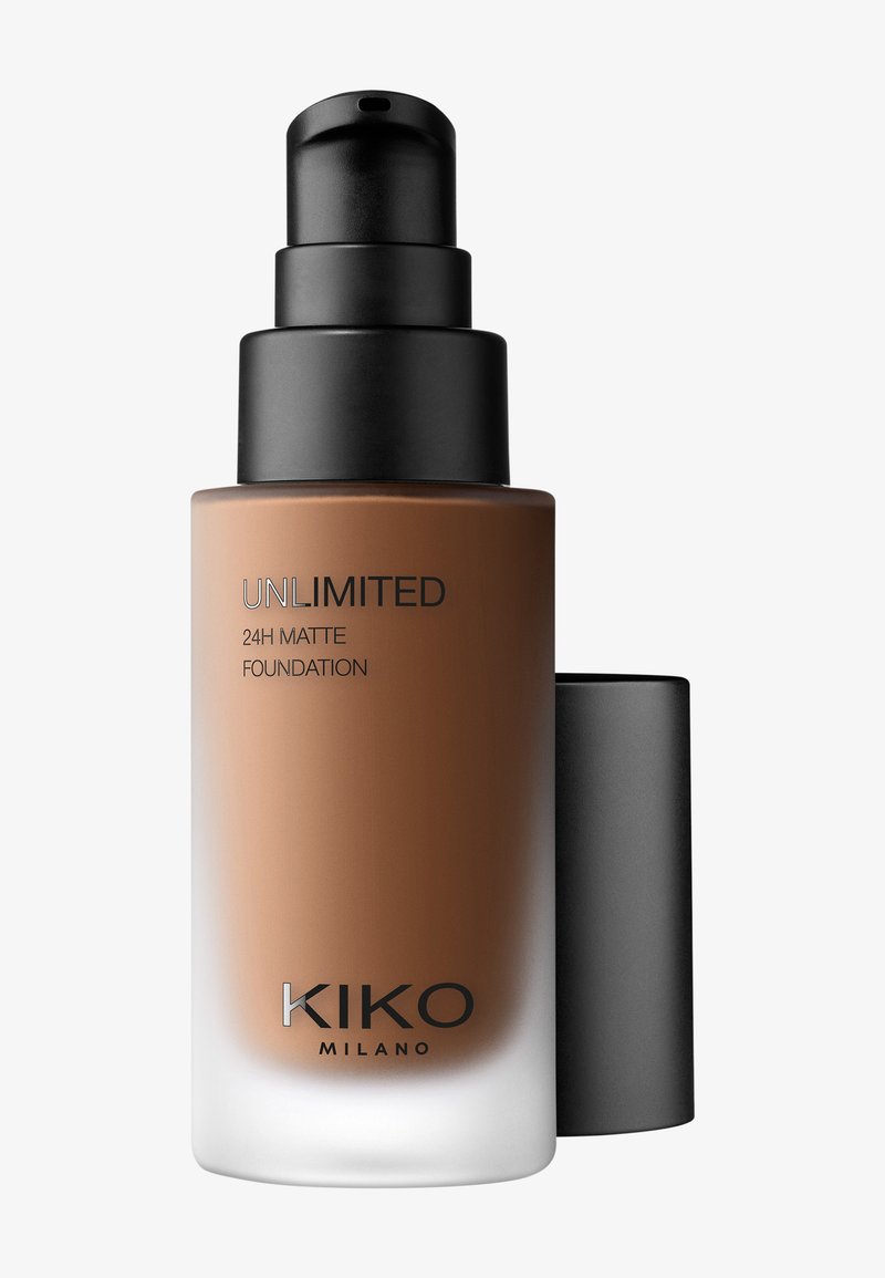 KIKO Milano Unlimited 24H Matte Foundation i en gradientglasflaska, med en matt svart pump och en bruntonad vätska inuti.