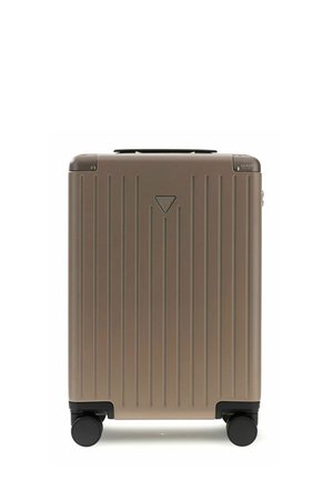 Valise cabine rigide marron avec des rainures verticales, quatre roues pivotantes noires et une poignée supérieure.