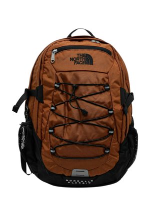 Zaino marrone con accenti neri, realizzato in materiale nylon, dotato di un cordino elastico frontale, tasche laterali in rete e multiple cerniere per i compartimenti.