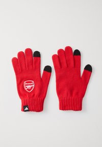 Røde strikkede handsker med sorte fingerspidser og ribbede manchetter. Har et Arsenal-logo på den ene handske og et Adidas-tag på manchetten.