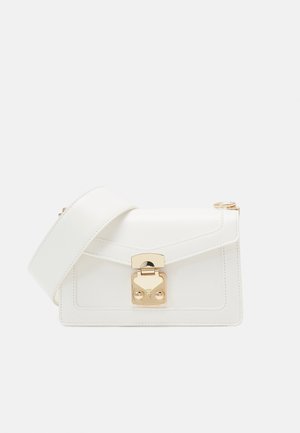 Weiße Leder-Umhängetasche mit goldfarbenem Verschluss, rechteckiger Form, kontrastierender Naht und einem breiten, verstellbaren Riemen.