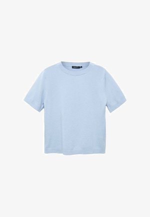 Ljusblå t-shirt med kort ärm, tillverkad av mjukt material, med rund halsringning och rak fåll. Slät textur med minimal detaljer.