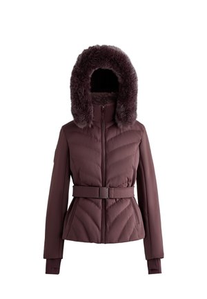 Bordo puhasta jakna s kapuljačom obrubljenom krznom, pojasom u struku, zatvaračem i uzorkom u obliku cik-cak šavova na tijelu.