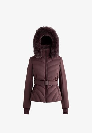 Bordo puhasta jakna s kapuljačom obrubljenom krznom, pojasom u struku, zatvaračem i uzorkom u obliku cik-cak šavova na tijelu.