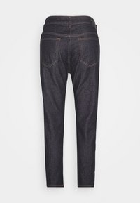 Jeans de mezclilla oscura con un corte ajustado, que presentan un diseño tradicional de cinco bolsillos y costuras visibles. Textura suave y corte de pierna recta.