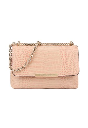 Sac à main rose en relief crocodile avec une chaîne dorée, doté d'une fermeture à rabat et d'une plaque logo dorée à l'avant. Texture lisse.