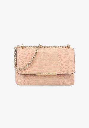 Rosa krokodilpräge Handtasche mit einer goldenen Kettenriemen, ausgestattet mit einem Klappverschluss und einer goldenen Logo-Plakette auf der Vorderseite. Glatte Textur.