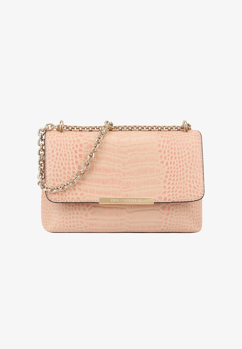 Sac à main rose en relief crocodile avec une chaîne dorée, doté d'une fermeture à rabat et d'une plaque logo dorée à l'avant. Texture lisse.