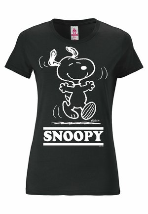 Sort bomulds t-shirt med en hvid grafisk illustration af Snoopy, der danser, med navnet "SNOOPY" vist i fed skrift nedenunder. Glat tekstur.