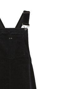 Salopette in velluto a coste nere con bretelle regolabili, fibbie metalliche e una tasca sul retro con dettagli del logo del marchio.