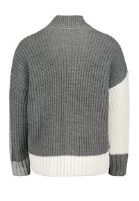 Grå stickad tröja med hög krage, med en färgblockerad design i grått och vitt, ribbade ärmslut och bred, strukturerad kropp.