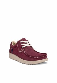 Chaussure décontractée pour homme en daim bordeaux à lacets avec coutures blanches et semelle beige épaisse et rainurée sur fond blanc.